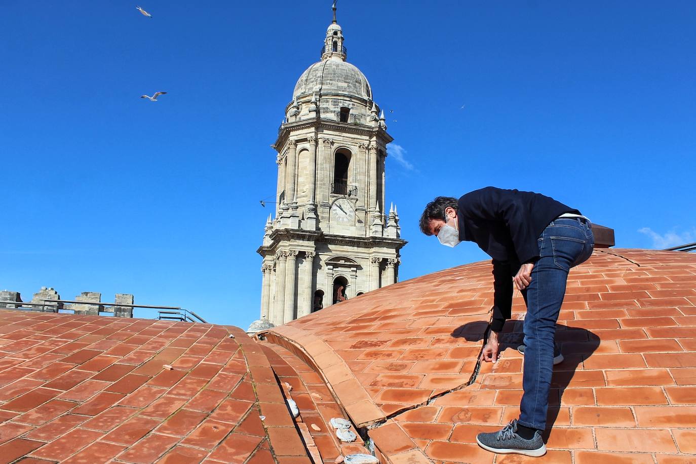 Así se encuentran las grietas en el recubrimiento de las bóvedas de la Catedral de Málaga