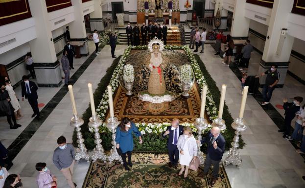 Novedosa y lograda disposición del Señor de la Cena y los 12 apóstoles en grupo escultórico