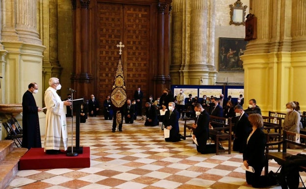 Histórica estación de penitencia de Viñeros y otras cuatro cofradías ante el monumento de la Catedral