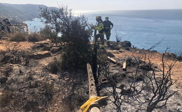Cinco personas, entre ellas una menor, rescatadas por mar tras quedar aisladas en el incendio del paraje natural de Maro