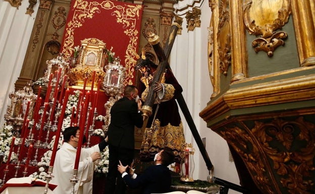 Emocionada imposición de la llave del sagrario al Nazareno de Viñeros