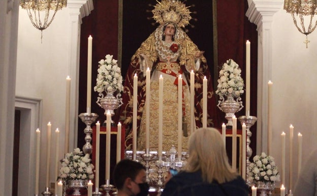 Numerosas personas visitan la ermita de Zamarrilla para mantener la tradición del Jueves Santo