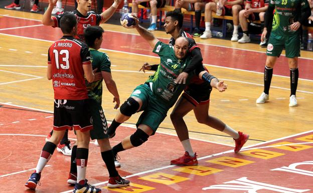 Triunfo vital del Iberoquinoa Antequera en Burgos para luchar por el ascenso