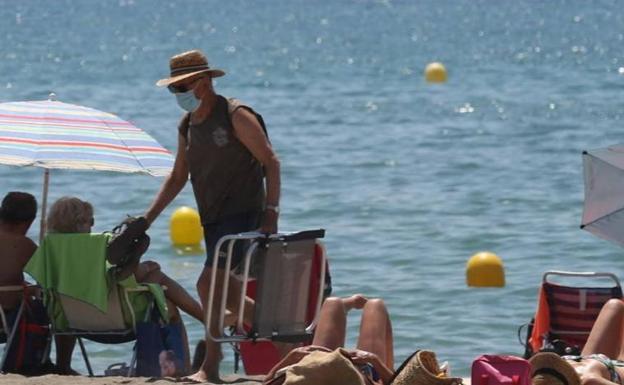 Sanidad estudia modificar la obligación de llevar mascarillas en playas y piscinas