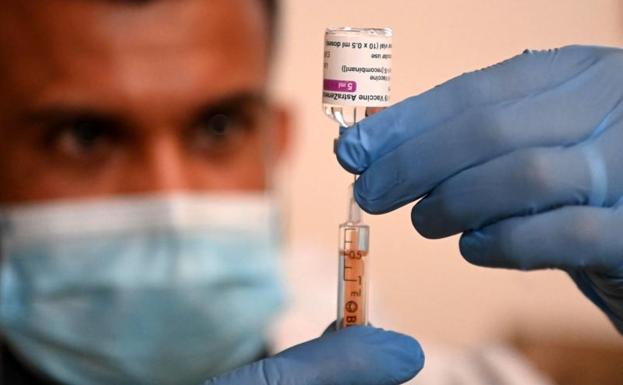 Estos son los síntomas tras la vacuna de AstraZeneca que necesitan de atención médica urgente