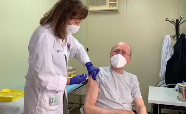De la Torre se vacuna en el centro de salud del Limonar