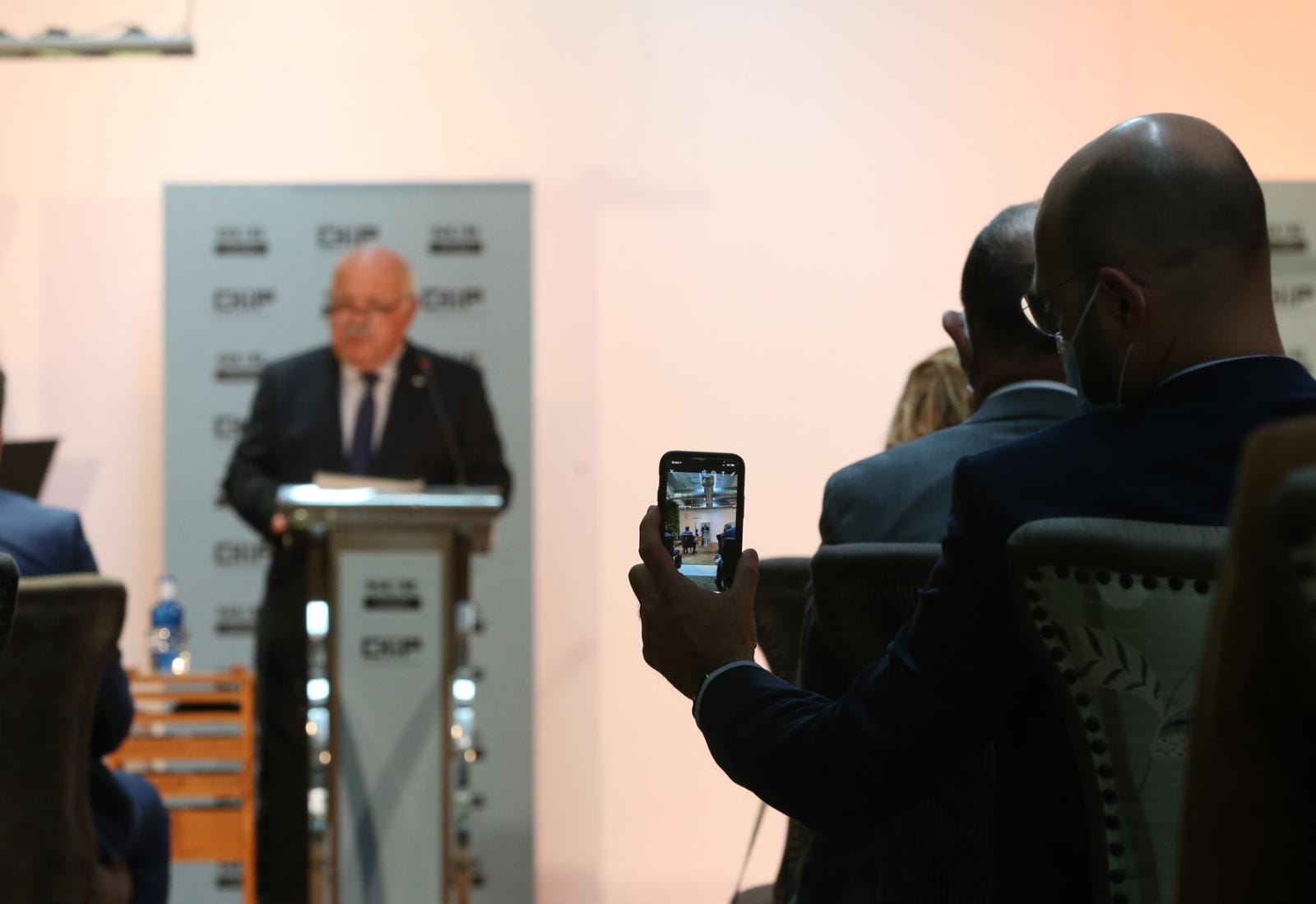 El consejero de Salud, Jesús Aguirre, en el foro SUR