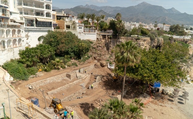 Nerja saca a concurso la construcción y explotación de un nuevo chiringuito en la playa de Calahonda junto al Balcón de Europa