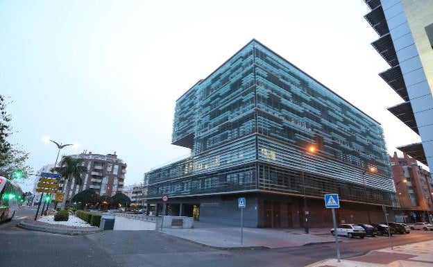 La Justicia da la razón a un vigilante expedientado en Málaga por suministrar mascarillas donadas a sus compañeros en el confinamiento