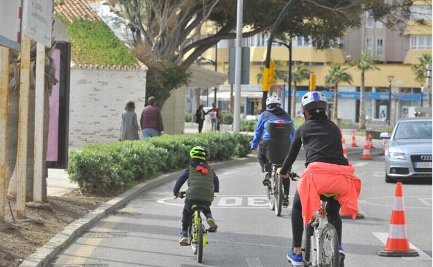 Las bicis sólo podrán ir este verano por el carril 30 del paseo marítimo de Picasso