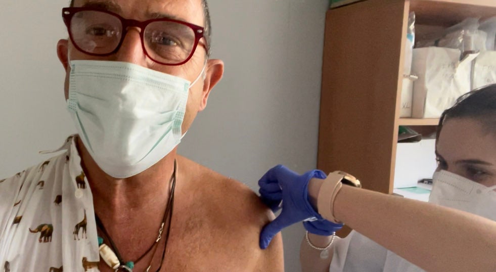 El delegado de Salud en Málaga recibe su primera dosis de AstraZeneca y anima a vacunarse
