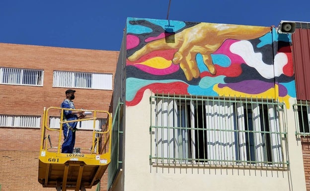 Estudiantes del Jesús Marín diseñan y dan color a los patios del instituto