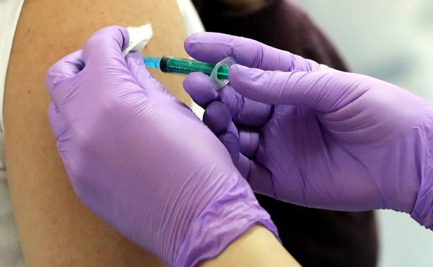 Síntomas con los que hay que estar alerta tras recibir AstraZeneca: visión borrosa o manchas rojizas en la piel