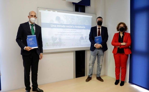 Los andaluces siguen dando más importancia a familia que a amigos y tienen un concepto más tolerante de las relaciones de pareja