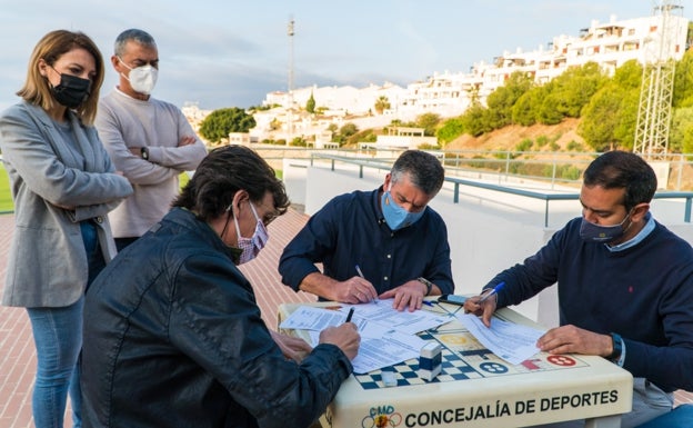 Nerja culmina la reparación de las cubiertas del pabellón y la piscina