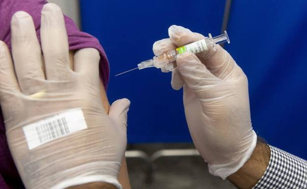 Un epidemiólogo aclara por qué las vacunas de Pfizer y Moderna no producen trombos