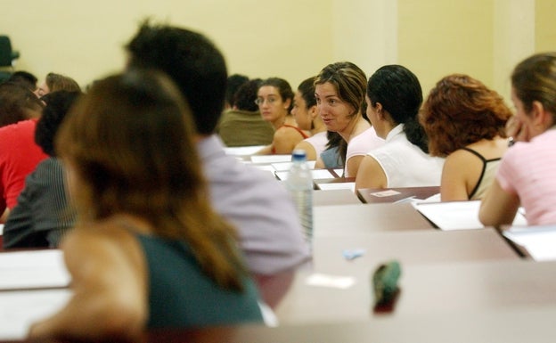 El gran número de opositores obliga a examinar por la tarde y buscar espacios más amplios