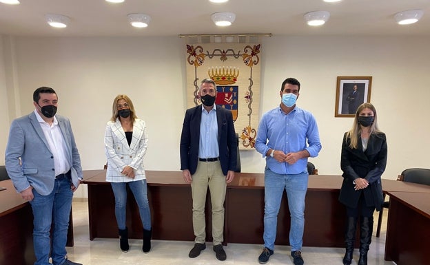 Diputación se reúne con los hosteleros de Guaro para animarlos a unirse a la marca Sabor a Málaga