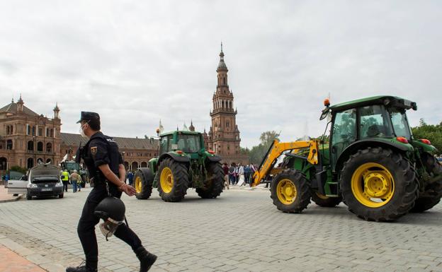 Agricultores protestan en Sevilla con sus tractores contra una convergencia brusca de la PAC