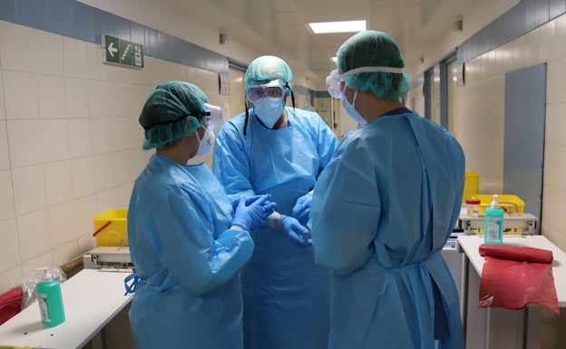 Suben los contagios de Covid y la incidencia de casos en Málaga en una jornada con tres muertes