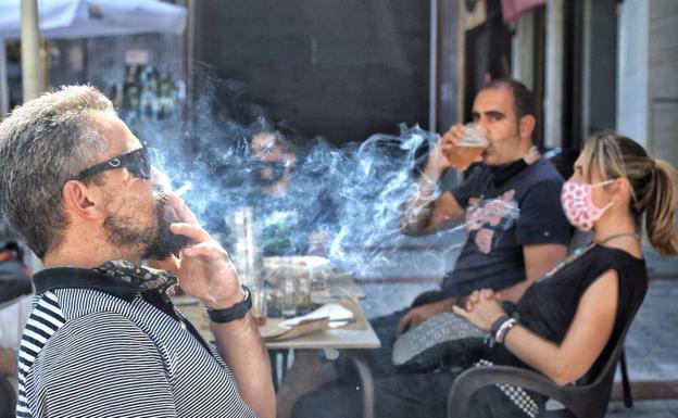 Sanidad estudia prohibir en Andalucía fumar en terrazas en cualquier circunstancia