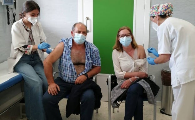 Los vacunados con las dos dosis superan ya a los contagiados por coronavirus en Málaga