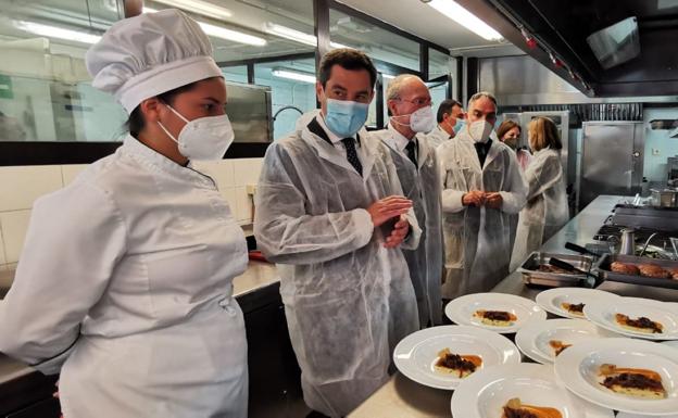 Juanma Moreno pide al Gobierno que presione para que el pasaporte Covid sirva de salvoconducto