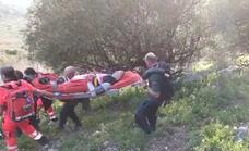 Rescatan y trasladan en helicóptero al hospital a un escalador herido por una caída en Riogordo