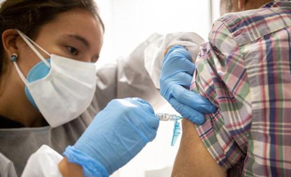 La falta de vacunas ralentiza la inmunización en Málaga: Sólo el 6% tiene las dos dosis