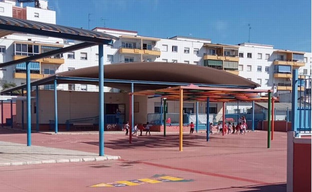 Padres del Colegio Infantil Gloria Fuertes de Estepona protestan ante Educación por la intención de suprimir una de las líneas de tres años del centro