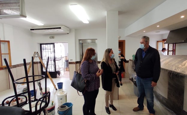 Rincón de la Victoria aplica pintura antivírica a las instalaciones del centro de mayores de Benagalbón