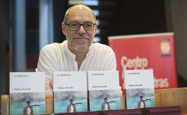 Las bibliotecas de Málaga rinden homenaje al escritor Pablo Aranda en el Día del Libro