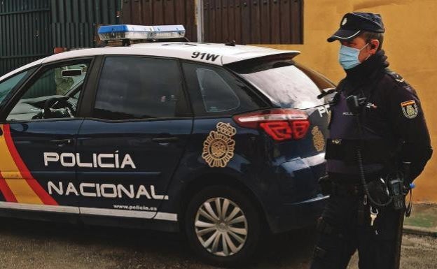 Huida 'kamikaze': estrellan su coche contra una mediana y un árbol cuando escapaban de la policía en Mijas