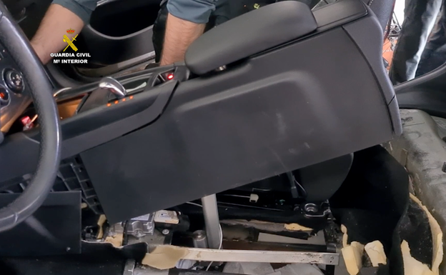 Encuentran 14 kilos de hachís ocultos en un coche trucado con un sistema hidráulico en Mijas
