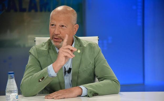 Imbroda defiende el nuevo modelo de enseñanza a distancia para «reforzar su calidad» y el PSOE afea «su afán privatizador»