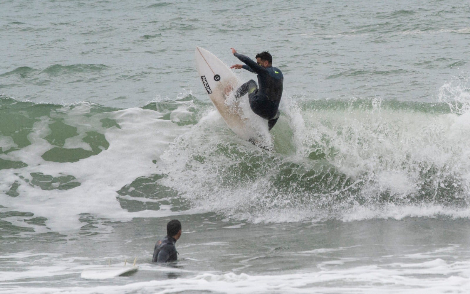 Sábado de surf en las playas de la capital malagueña