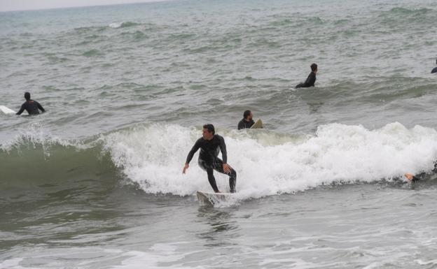 Un sábado de olas en Málaga: ¿por qué nadar si puedes surfear?