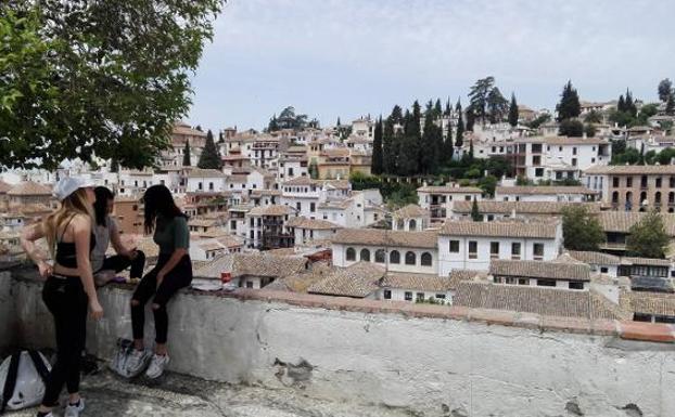 En estado muy grave un menor que se cayó de un mirador cuando hacía botellón