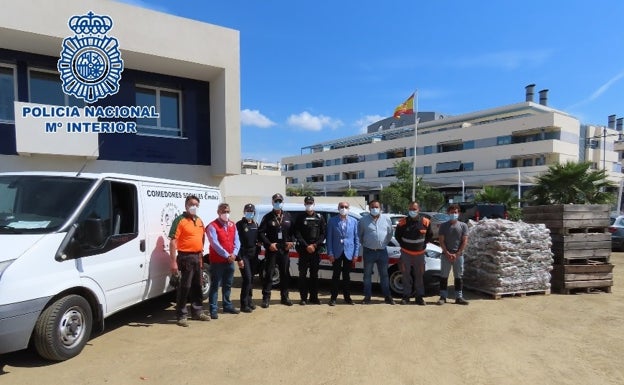 La Policía Nacional entrega patatas y cebollas a asociaciones de la Axarquía tras intervenir 70 kilos de marihuana en un camión