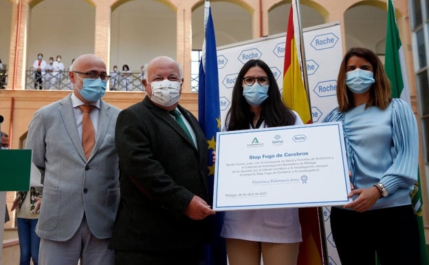 El consejero de Salud apuesta por retener en Andalucía el talento de los jóvenes investigadores