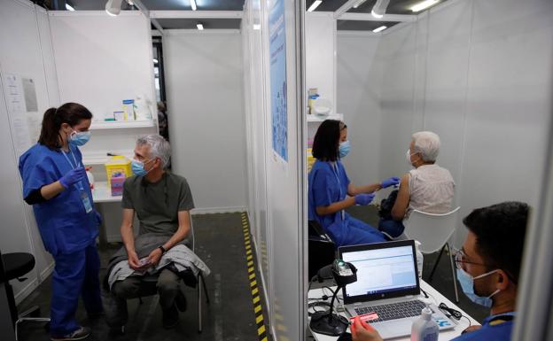 Simón explica qué vacunas se administrarán a los menores de 60 años en España