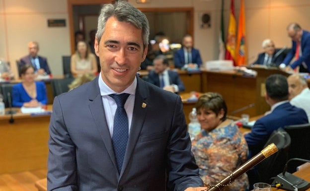 El alcalde de Benalmádena se sentará en el banquillo por un supuesto delito electoral al pedir el voto el día de las elecciones