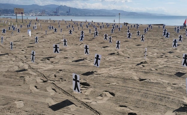 Homenaje a los fallecidos por el coronavirus en la playa de la Misericordia