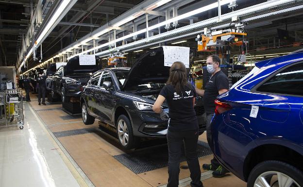 Seat y sindicatos pactan trabajar en agosto para recuperar producción por los semiconductores