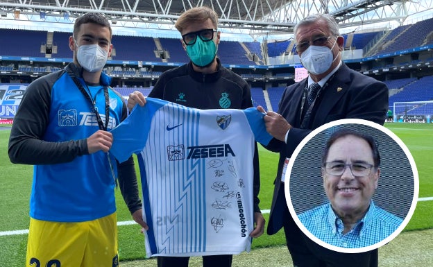 El Málaga homenajea la figura de Manel Casanova en su visita al Espanyol