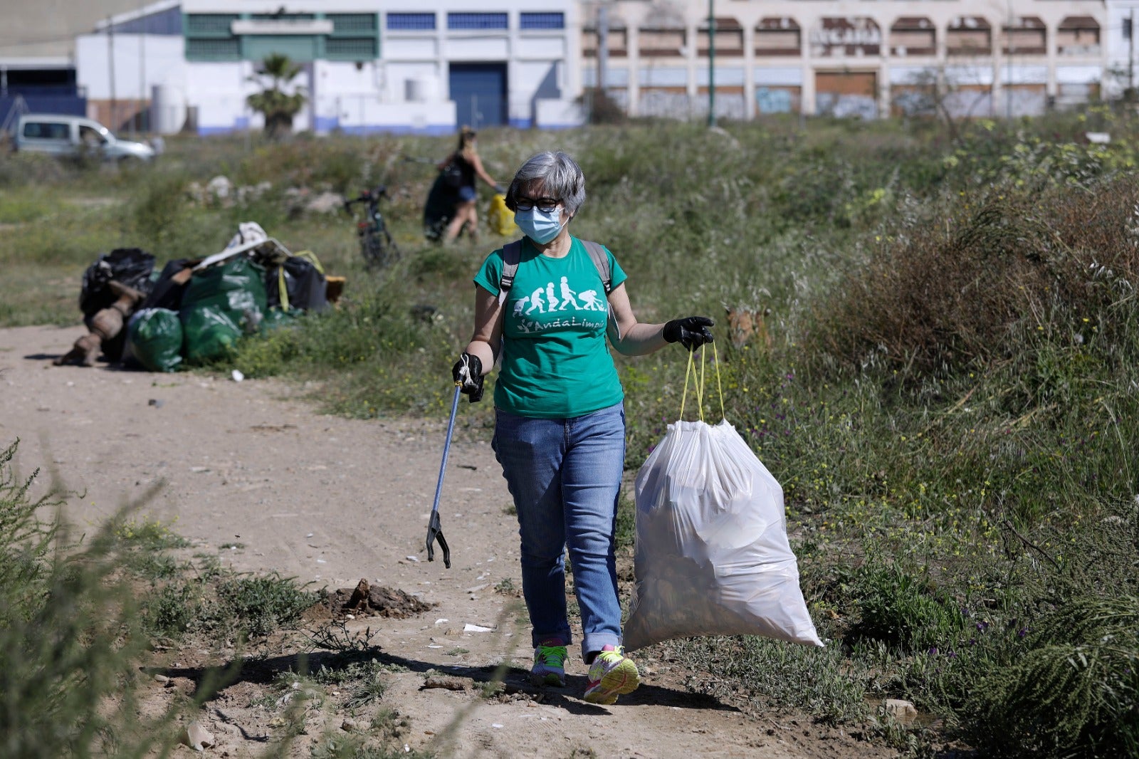 Retiran cientos de kilos de basura de los terrenos de Repsol en Málaga