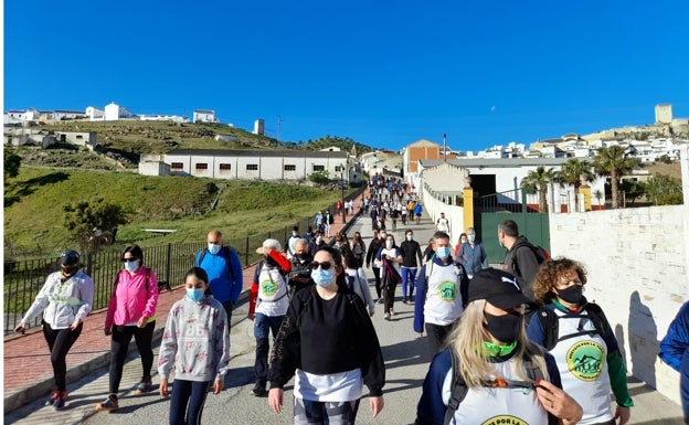 Unas 200 personas participan en la I Marcha Cuidemos la Vega Cañetera en contra de la ubicación de una planta fotovoltaica