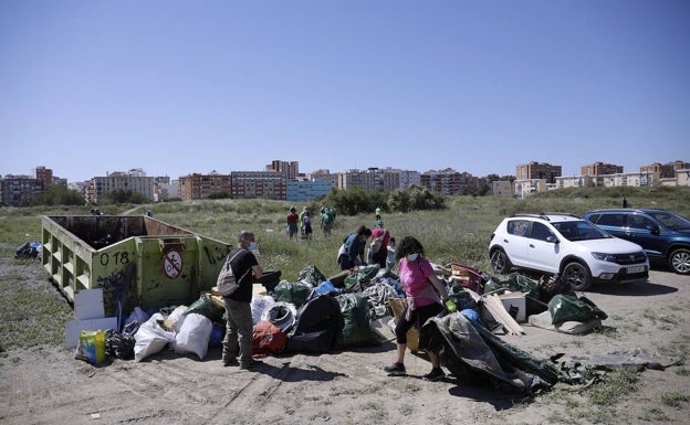 Retiran cientos de kilos de basura de los terrenos de Repsol en Málaga