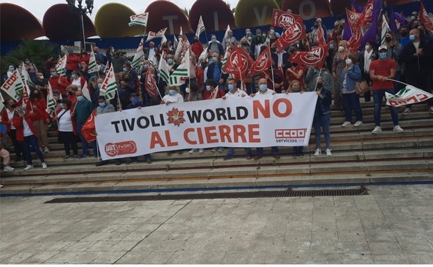 Los trabajadores de Tívoli World exigen a la empresa que no cierre y reabra su actividad