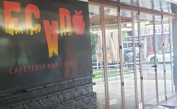 El propietario del bar gay que buscaba camareros heteros pide disculpas: «No quise discriminar»